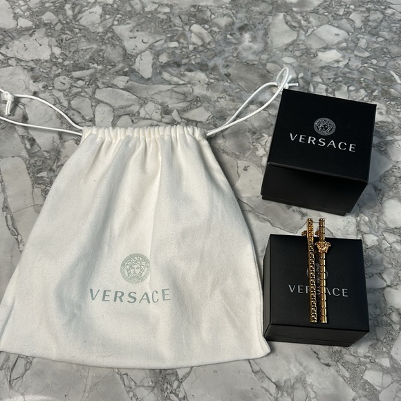 New in Box Versace Gold
Greca Asymmetric
Earrings - Picture 6 of 10